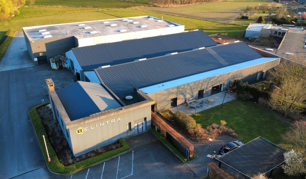 Bedrijfsgebouw met laadkades te koop in Gavere