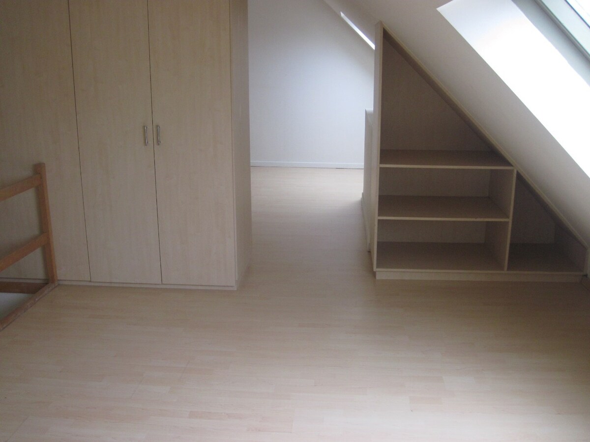 Bijzonder ruim appartement in hartje Kruishoutem. 