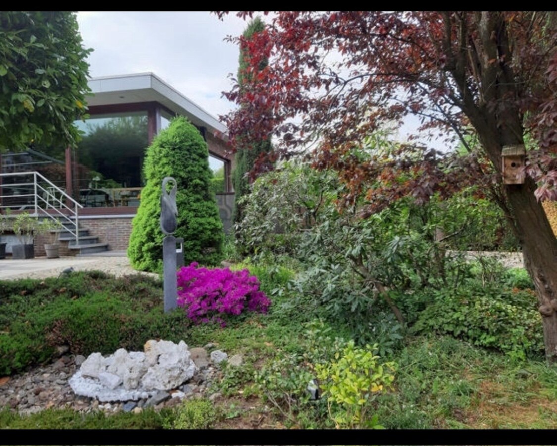 Bemeubelde villa met prachtige tuin 