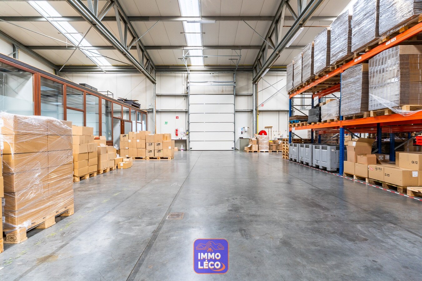 Bâtiment industriel de +/- 2000m² avec bureaux et parking, dans le zoning industriel ! 