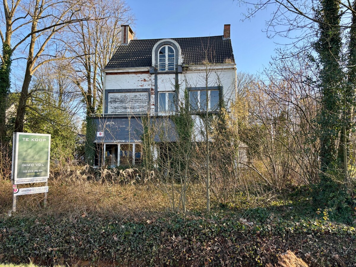 Projectgrond op een perceel van 2.579 m² met 24 meter straatbreedte. 