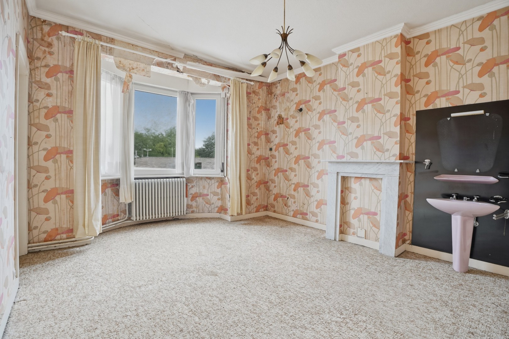 Te renoveren woning met veel op potentieel op topligging. 
