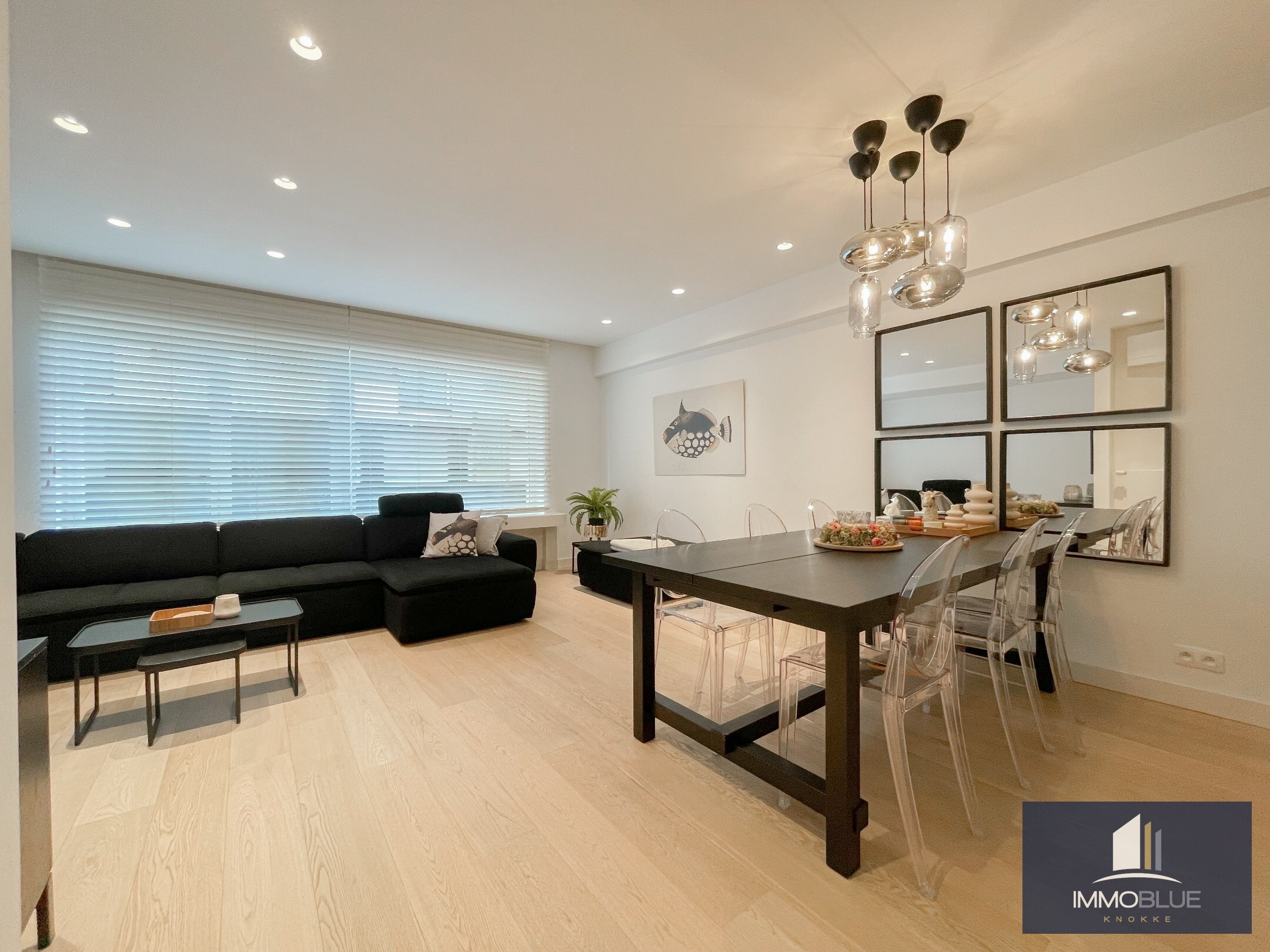 Appartement totalement rénové et luxueusement fini, avec trois chambres et une vue latérale sur la mer, situé au Zoute. 