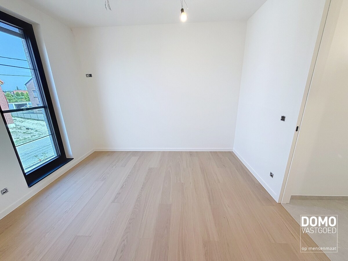 HOOGWAARDIG AFGEWERKT APPARTEMENT VAN 122,50 M² MET 2 SLAAPKAMERS, RUIM TERRAS EN PARKEERPLAATS TE CENTRUM TUILT 