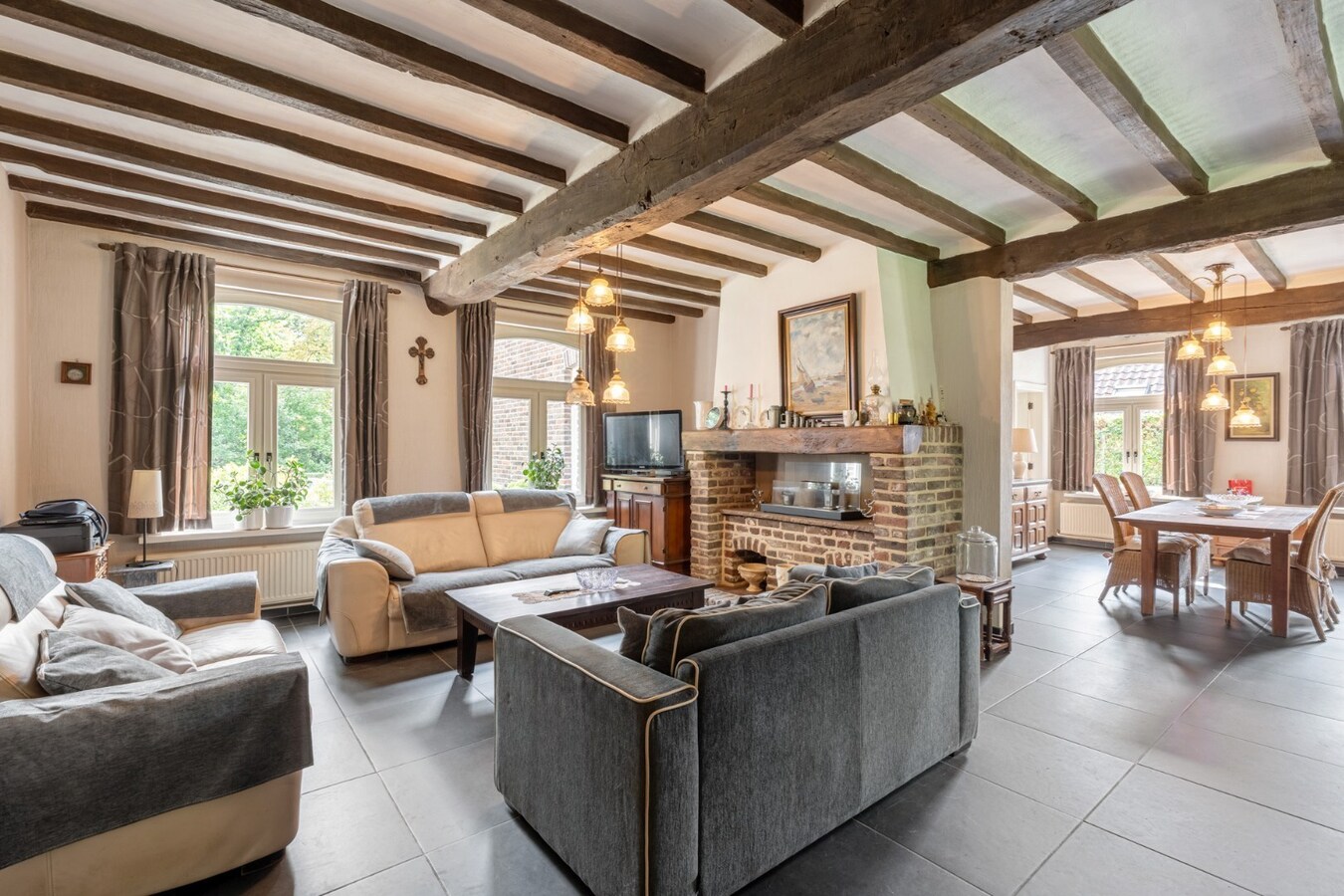 Ruim, karaktervol landhuis met parkachtige tuin op perceel van 16a29ca. 