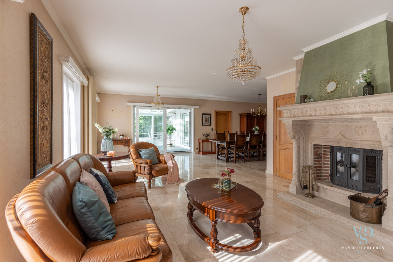 Lichtrijke, stijlvolle villa  (EPC van 254 !). 