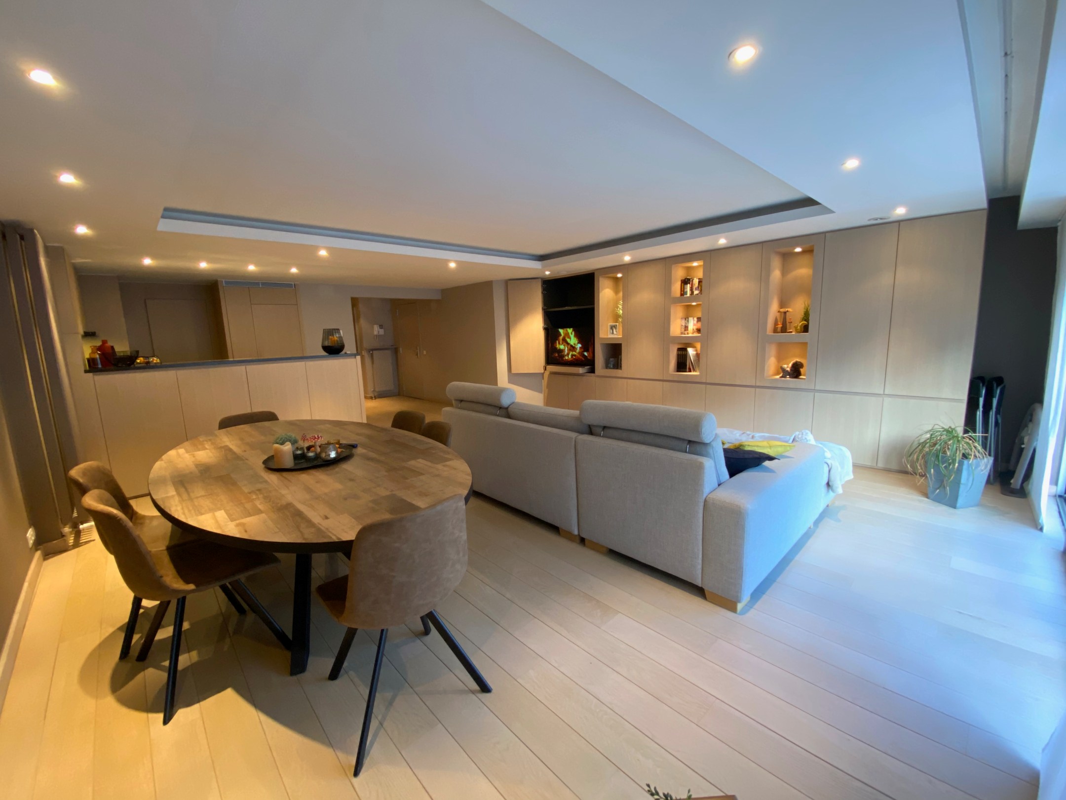 Non-meublé - Appartement spacieux et confortable avec 2 terrasses, idéalement situé sur la Lippenslaan. 