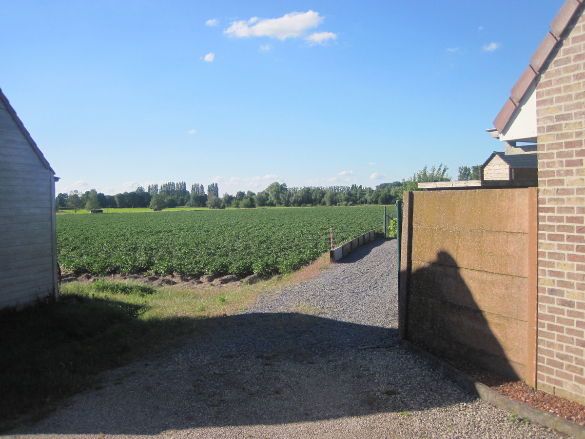 Degelijke woning met terras, tuintje én inpandige garage. 