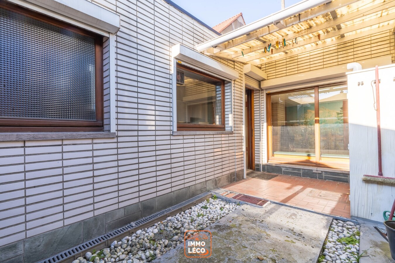 Maison offrant un excellent potentiel avec terrasse et garage inclus, dans une rue calme proche du centre-ville ! 