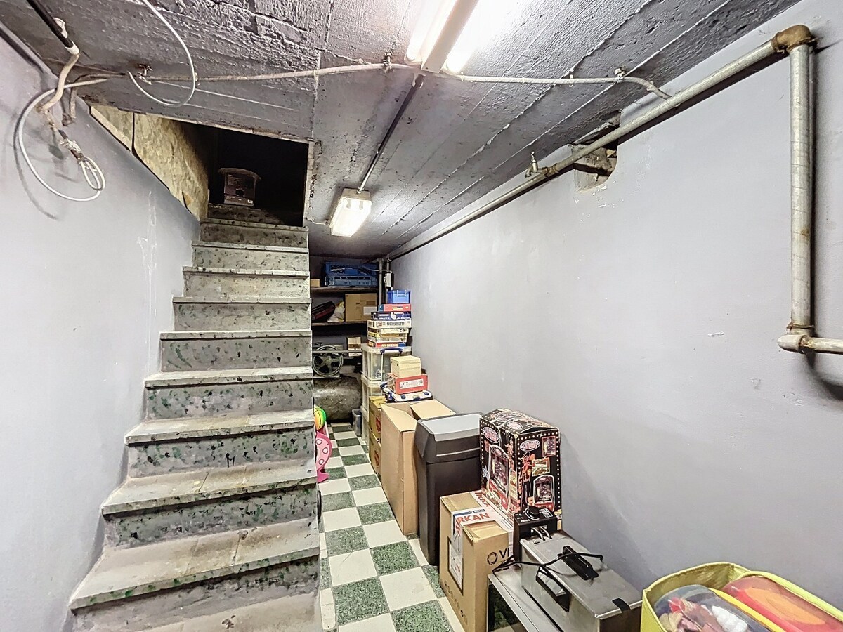 Ruime, solide jaren '50 woning met 2 garages te Nederzwalm 