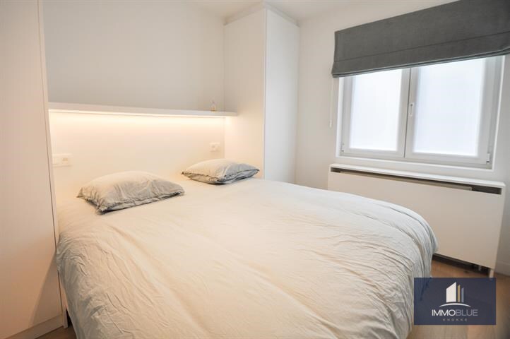 Volledig gerenoveerd, lichtrijk appartement op wandelafstand van zee en het commercieel centrum. 