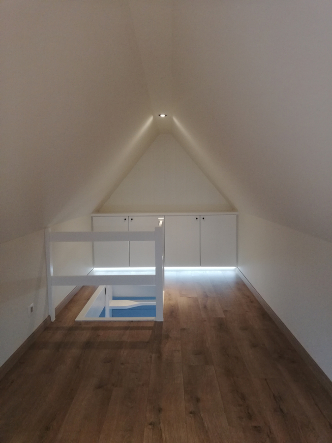 Tijdloos dakappartement met bijzonder ruim terras in centrum Gavere 