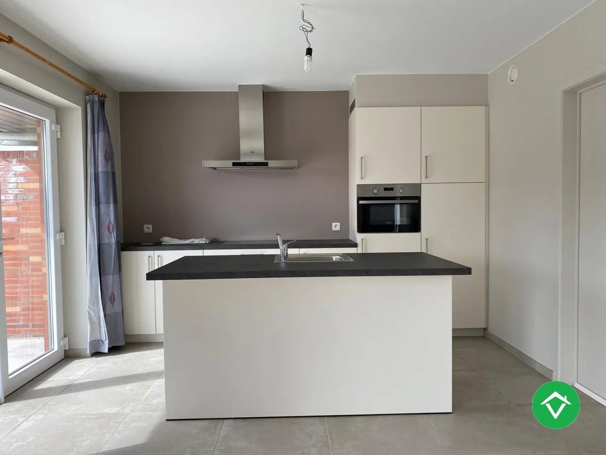 Ruime nieuwbouw woning met 3 slaapkamers, tuin  met tuinhuis en garage te Kortemark 