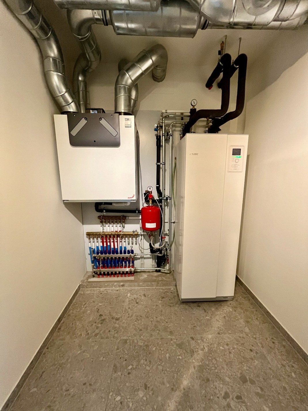 ONGEMEUBELD: Centraal gelegen 2-kamer appartement te Res. Hoos met zijdelings zeezicht: 