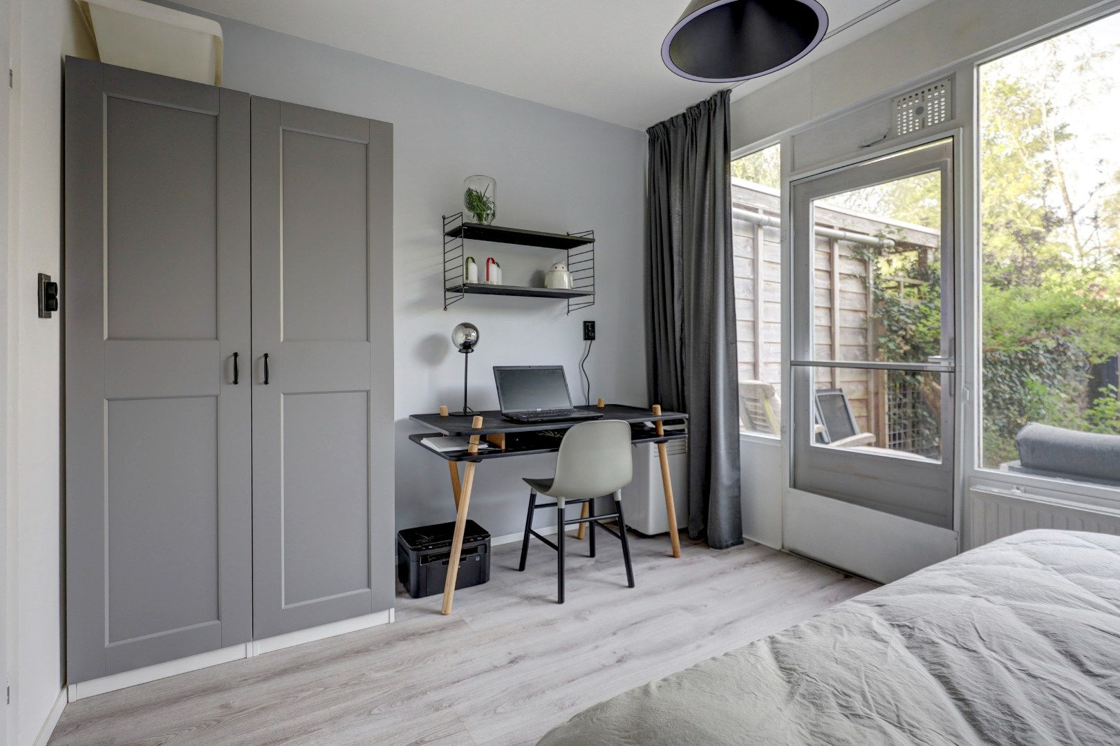 Woon-aanbieding 2 voor de prijs van één! Verrassend ruime 5-kamer woning, zonnige achtertuin, 2 keukens, 2 badkamers, parkeergelegenheid voor de deur.. 