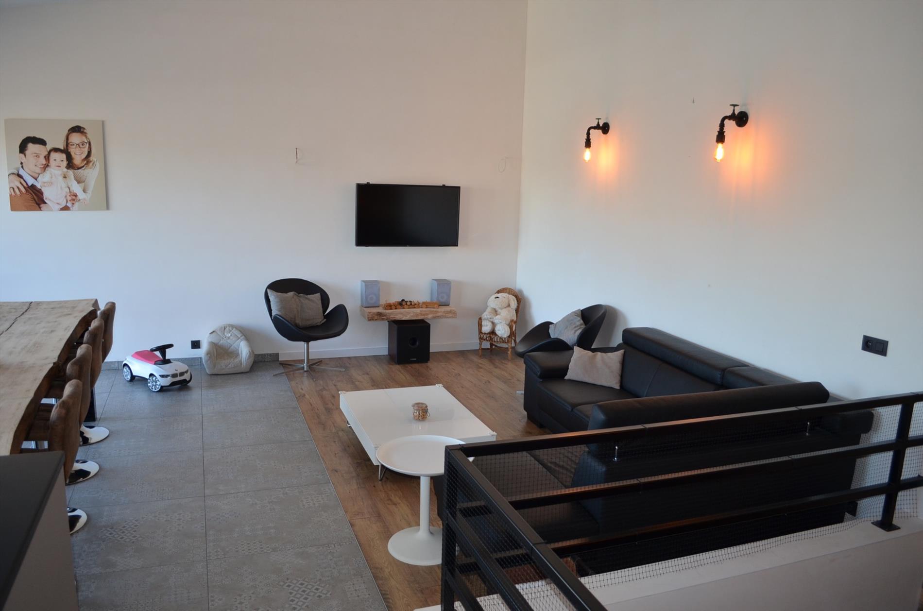 Magazijn (+/- 650m²), nieuwbouw duplex loft en bureau op 921m² goed gelegen te Maldegem 