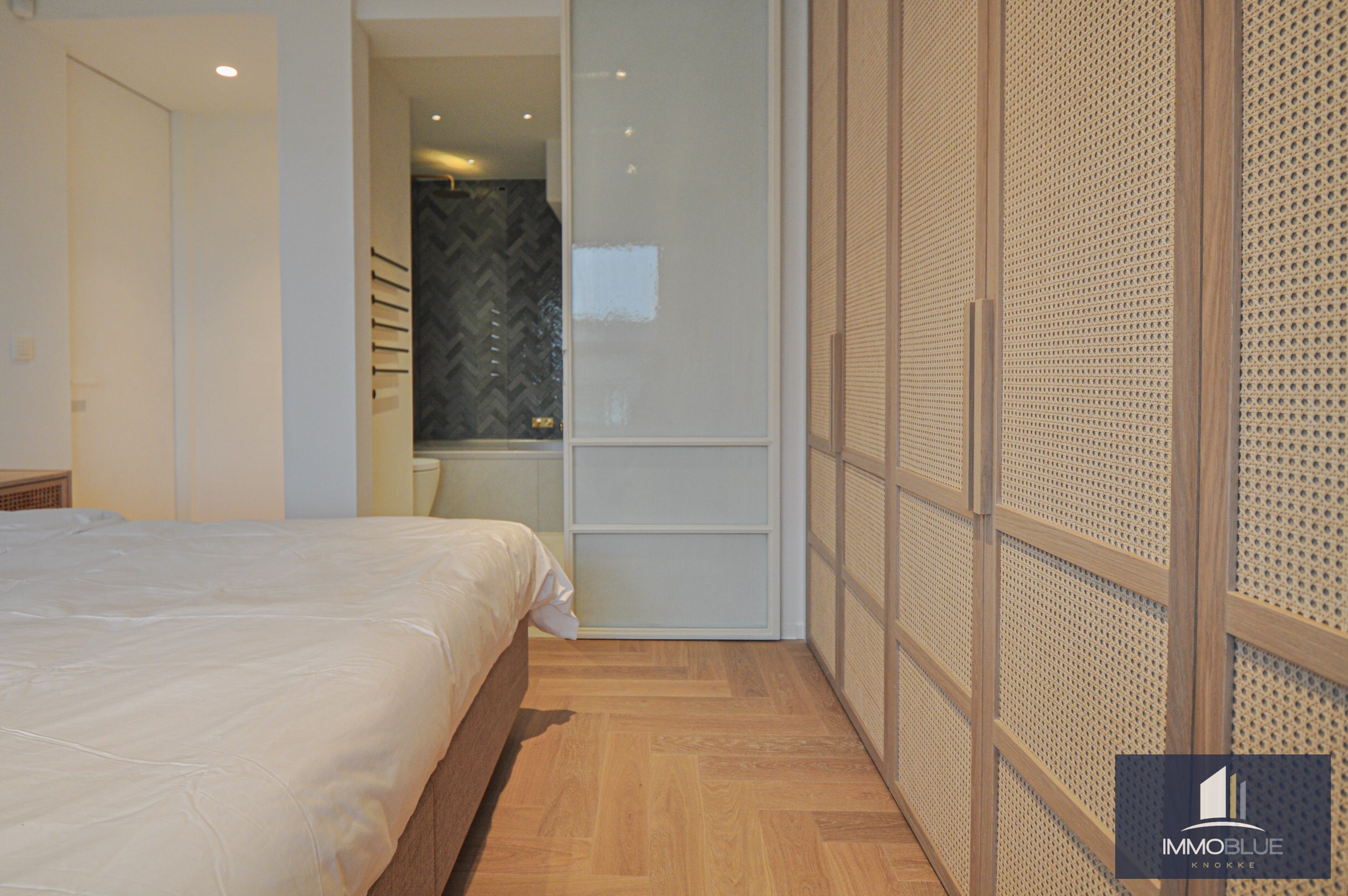 Appartement entièrement rénové et lumineux avec une vue dégagée magnifique, situé dans une résidence de standing. 