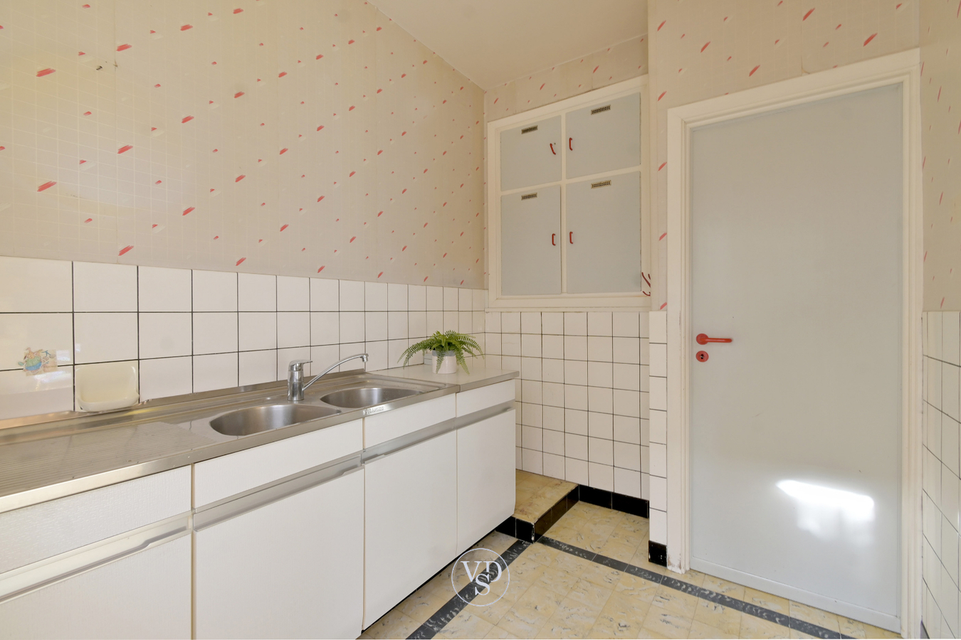 Degelijke woning met mogelijkheden, nabij centrum Zingem. 