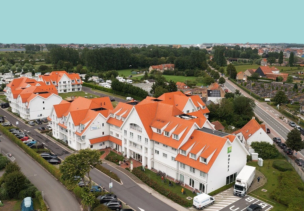 Drie autostandplaatsen deel uitmakend van een mooi hotel gelegen in Nieuwpoort- Sint-Joris 