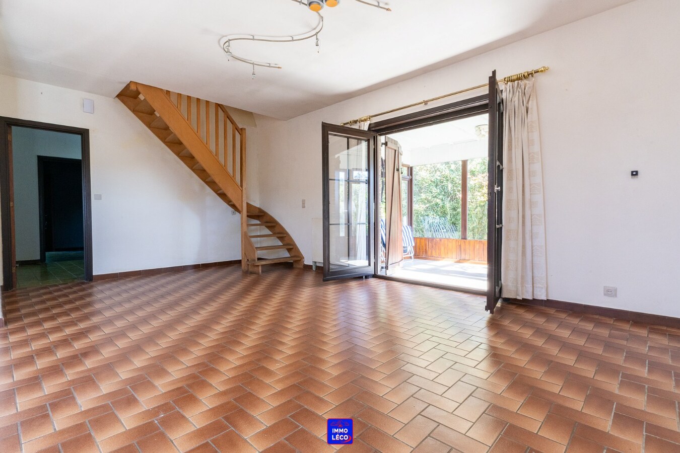 Villa "Semi Plain-Pied" érigée sur une parcelle de 669m², 2 garages, parking privé ! 