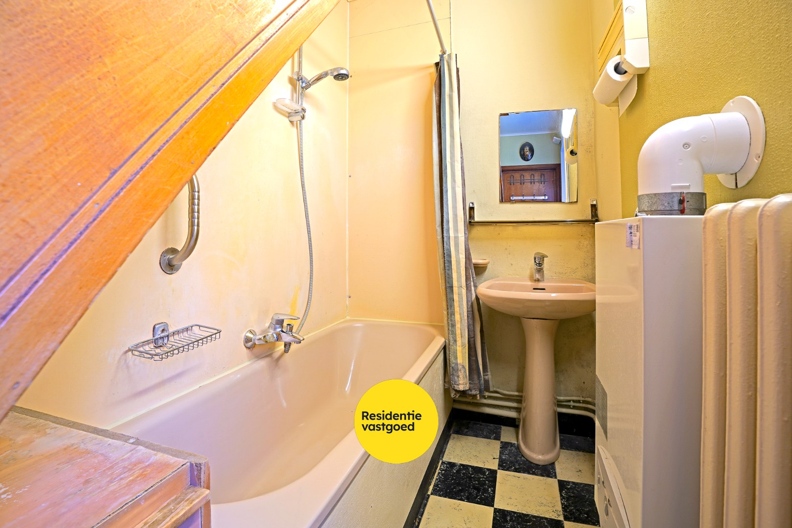 Gezellige woning met veel potentieel te Pervijze op 341m²! 