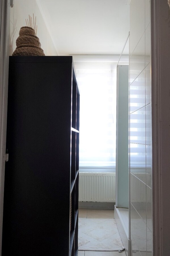 Gerenoveerde (deels) rijwoning met 2 slaapkamers 