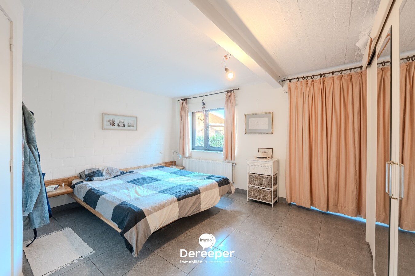 Op te frissen halfopen bel-etagewoning met tuin, garage en 4 slaapkamers 