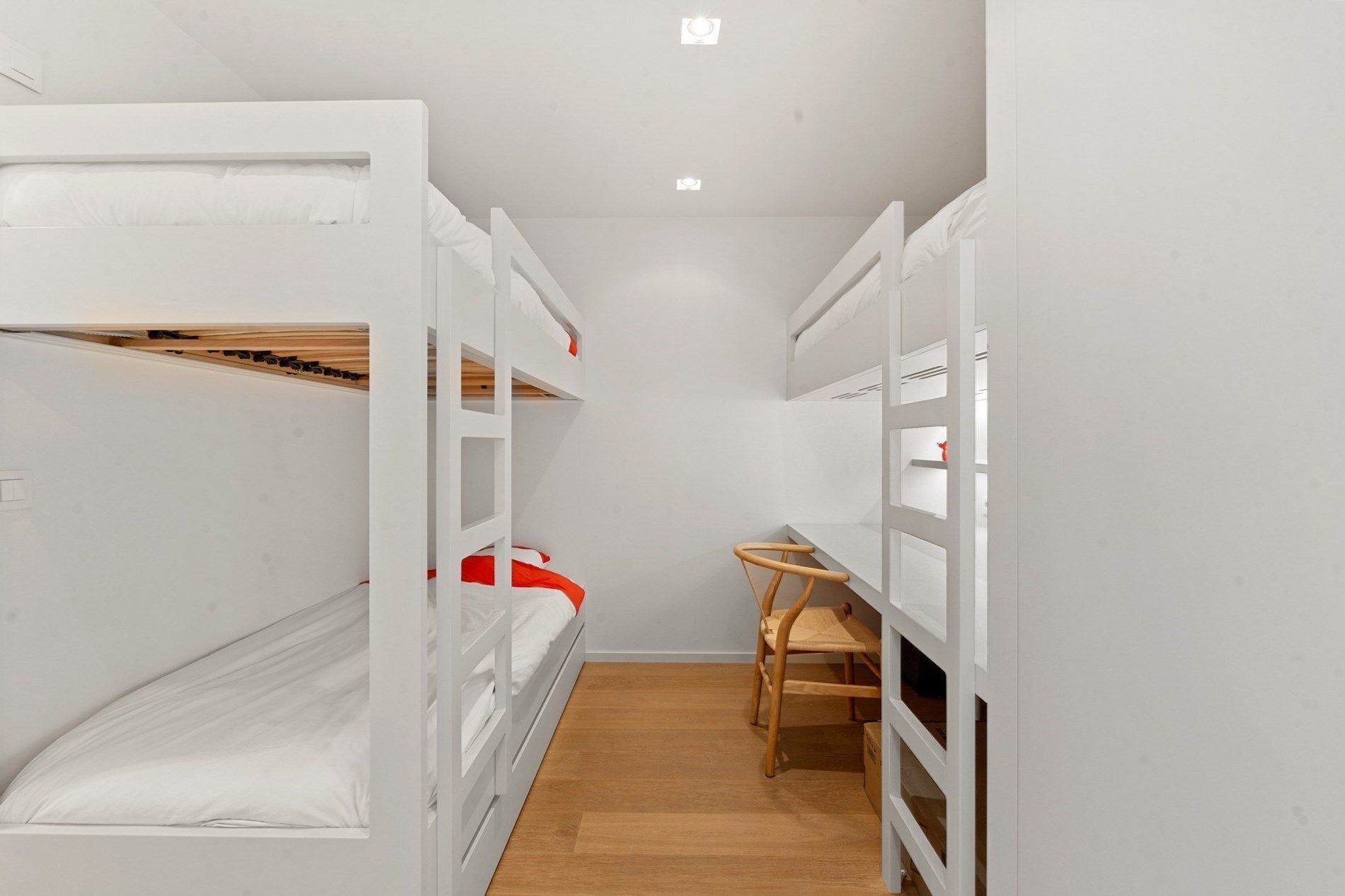 Bel appartement rénové, spacieux avec 2 chambres et une belle largeur de façade, situé au centre de l'avenue Lippens à Knokke. 