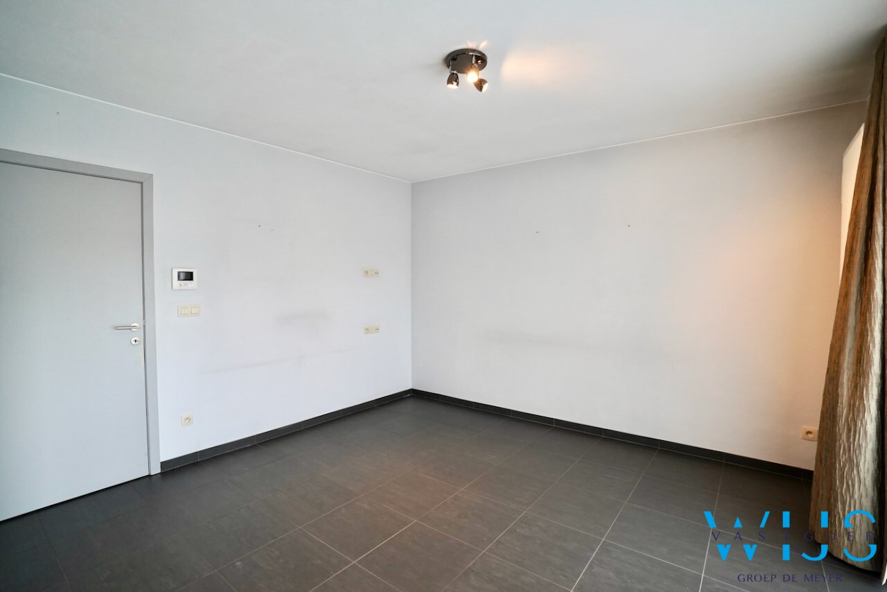 Instapklaar appartement met garage te Oosteeklo ! 