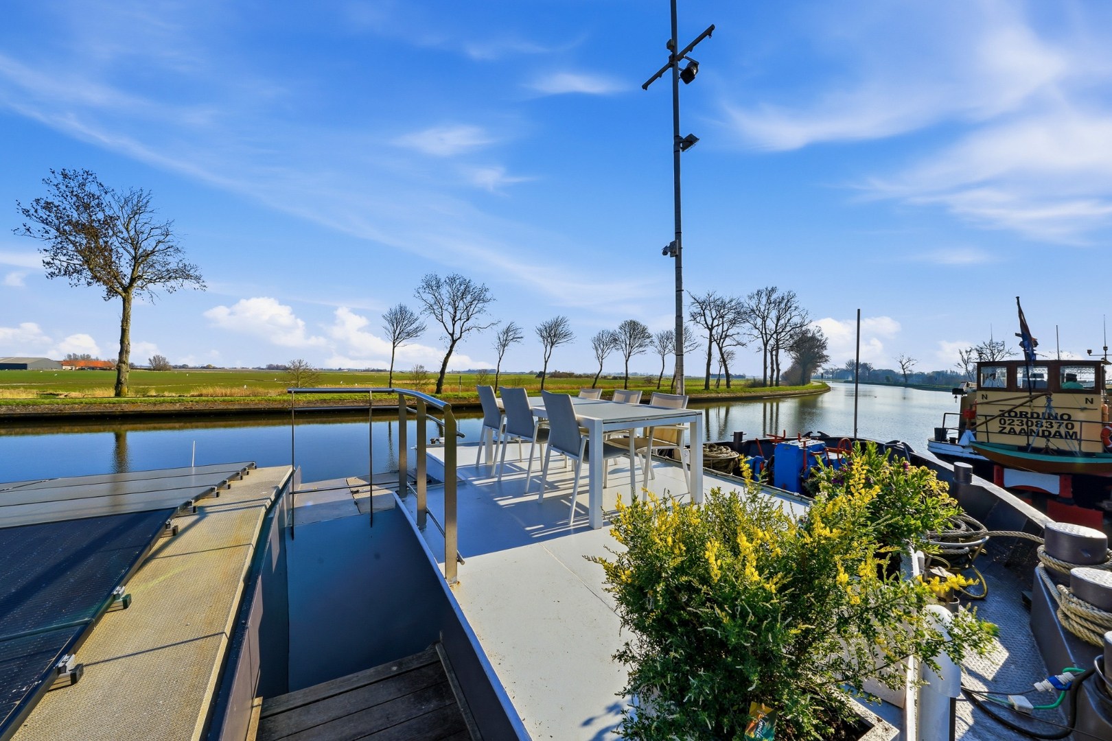 Unieke woonboot met B&amp;B en vergunde ligplaats in Plassendale 