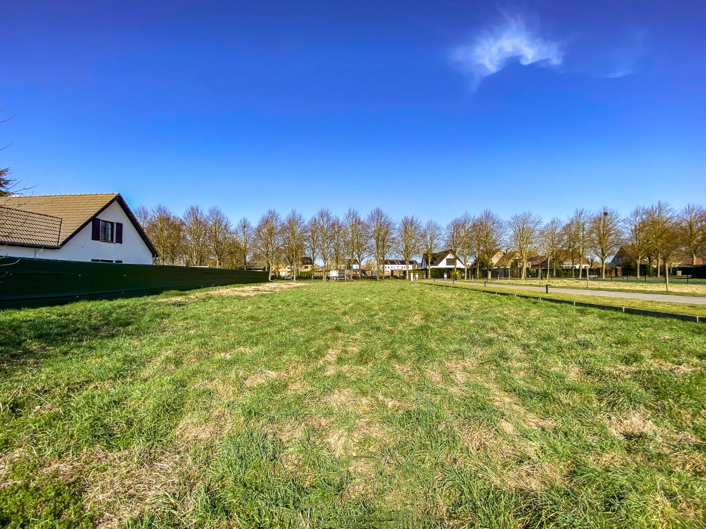 Ruim perceel van 1064 m² in residentiële wijk bestemd voor open bebouwing te Oostduinkerke (Koksijde). 
