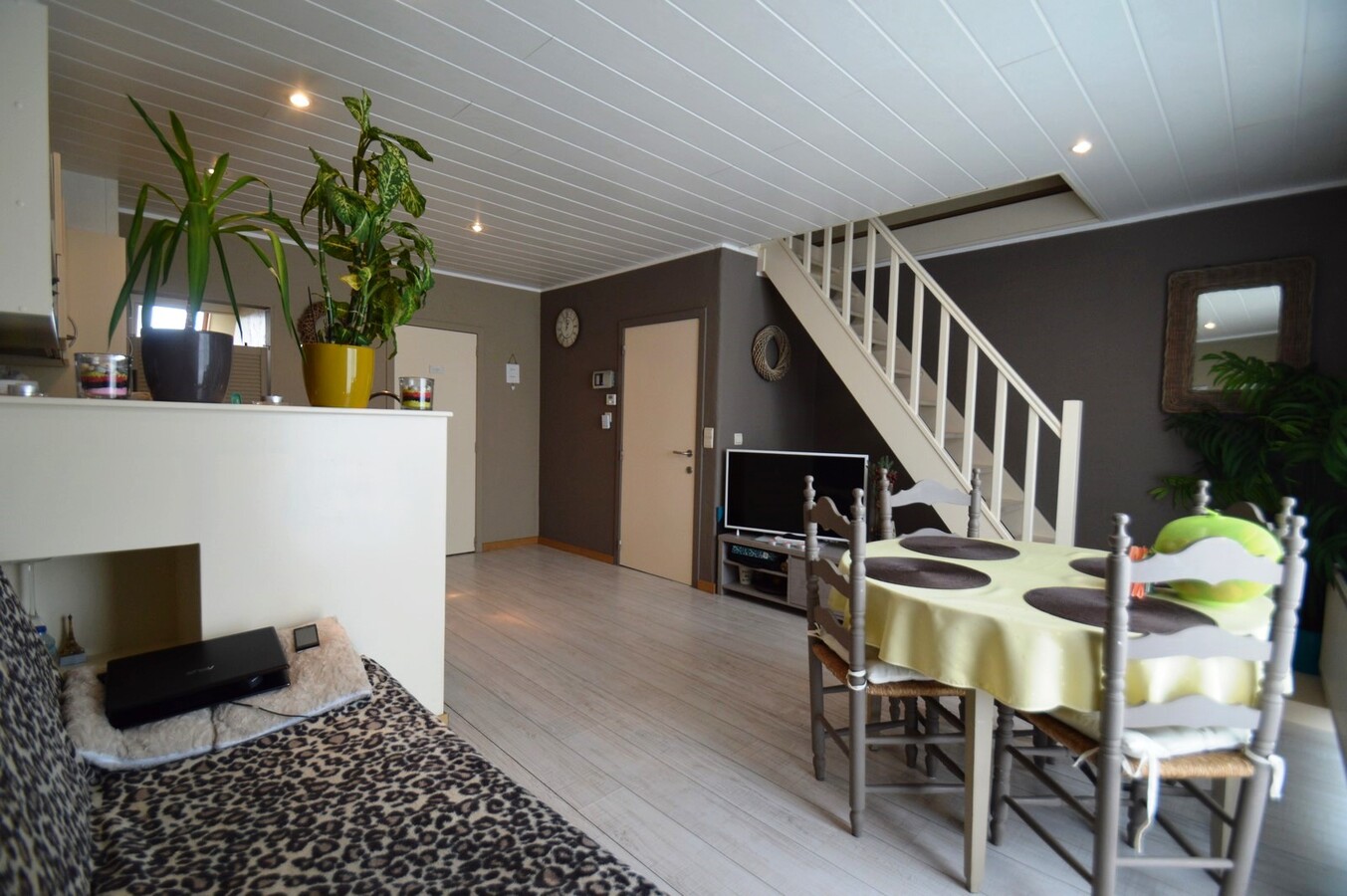 Mooie woning met hangar en ingericht appartement - Duinbergen 