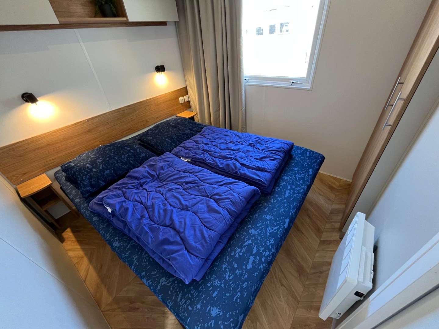 T.A. Makelaardij biedt aan – Chalet Z111-: Op een schitterende locatie in een goed verzorgd recreatiepark aan de kust van Walcheren bieden wij dit leuke chalet aan. 