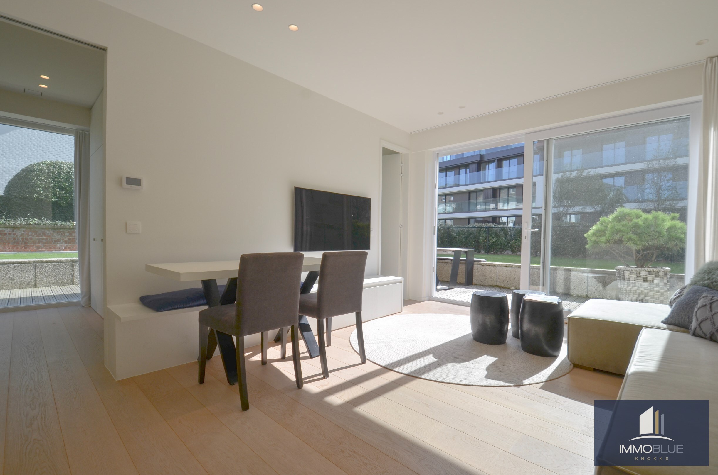 Volledig gerenoveerd hoek-appartement met een ruim zuid gericht terras gelegen aan de Zeedijk in het Zoute. 