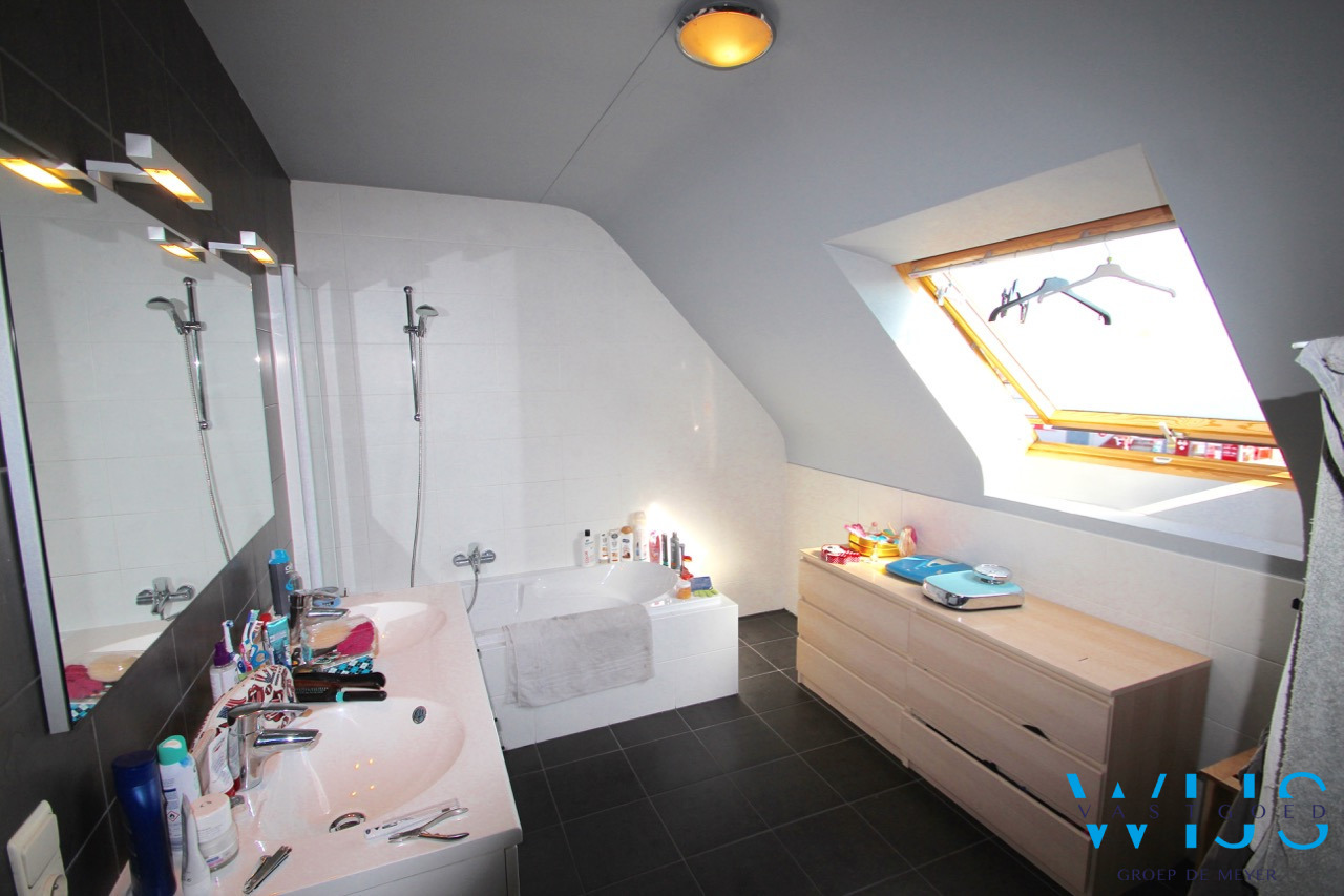 Lichtrijk dakappartement met aparte vrijstaande garage 