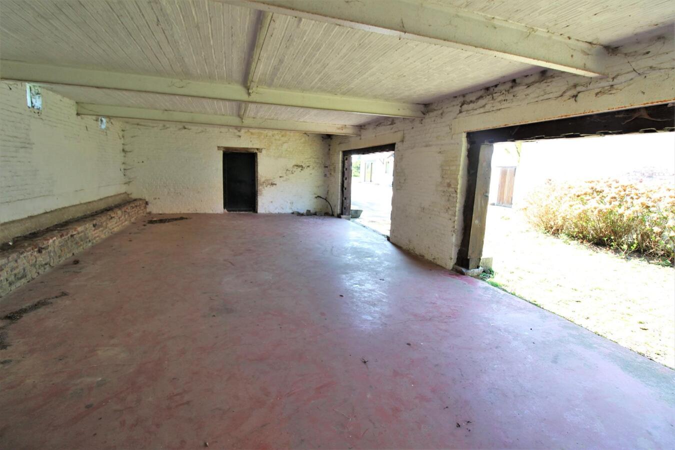 EN OPTION - Maison à rénover dans un cadre rural avec annexes et prairies sur environ 6.7ha à Nivelles (Brabant Wallon) 