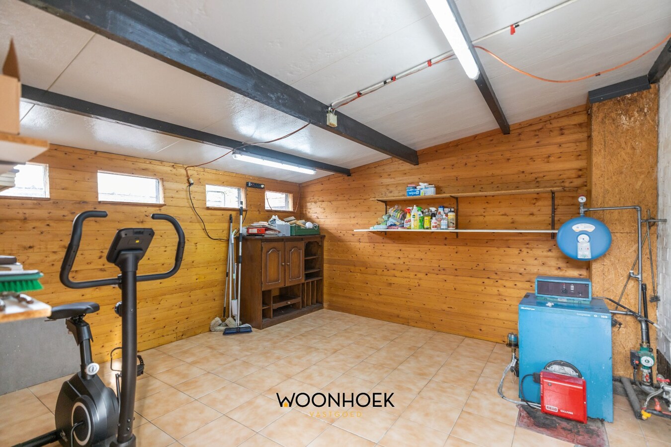 Halfopen bebouwing met 3 slaapkamers &amp; zij-ingang. 