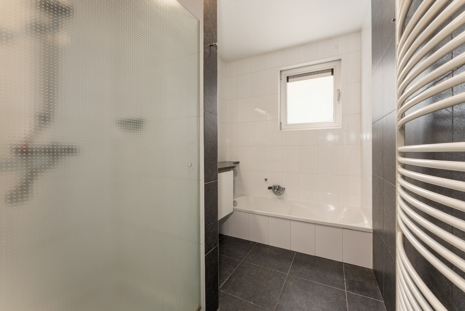 Ruim en licht 2 slaapkamerappartement nabij St-Pietersstation. 