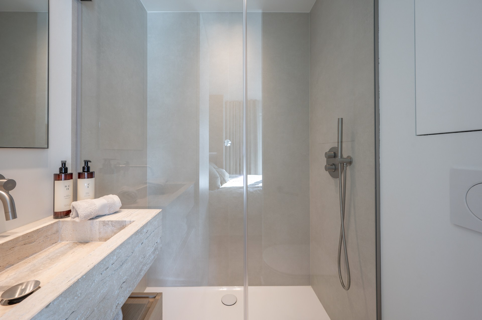 Exclusief gerenoveerd appartement met 3 slaapkamers te koop vlak bij het Albertstrand en het Lichtorenplein. 