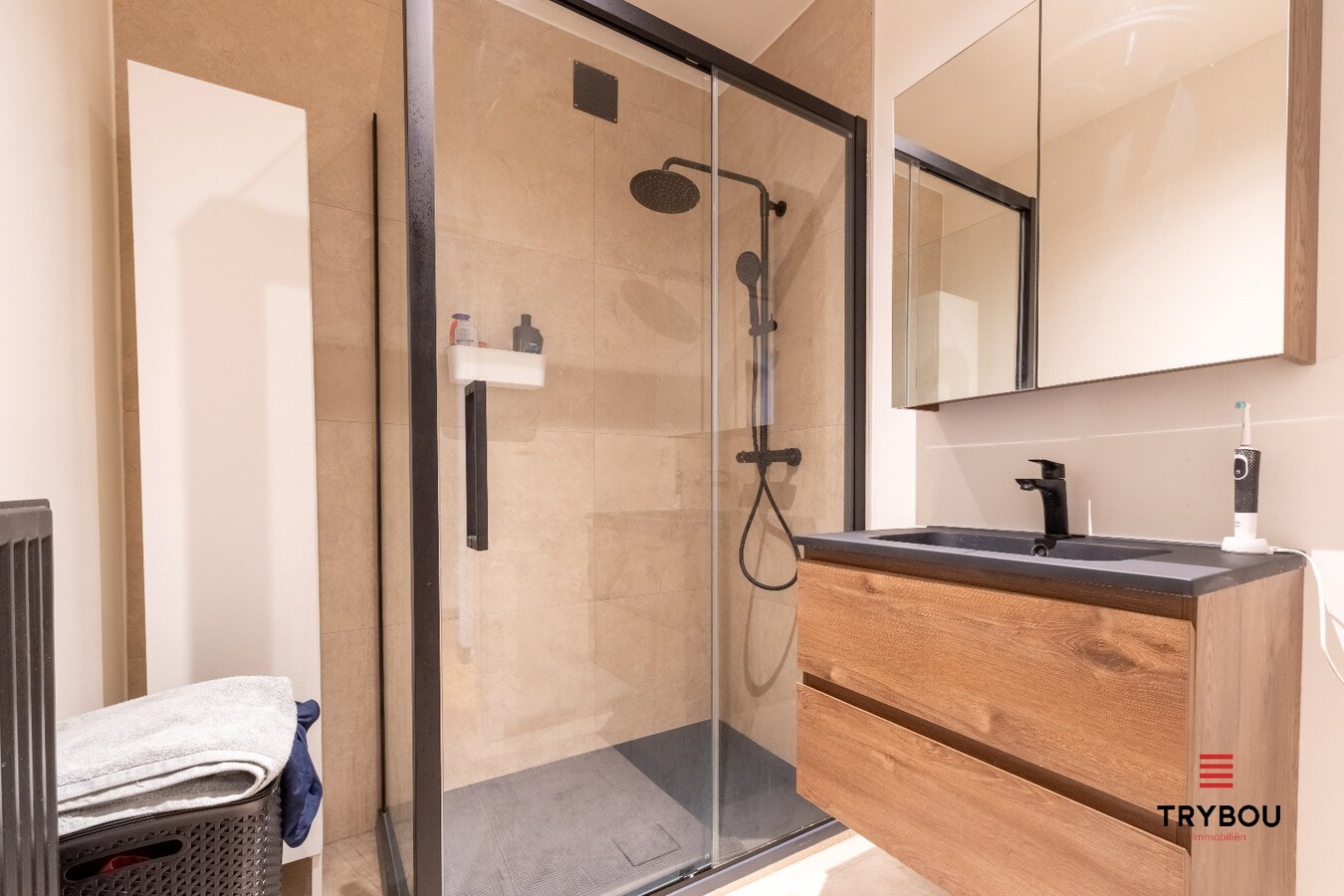 Volledig gerenoveerd 2-slaapkamerappartement te koop – rand centrum Ieper 