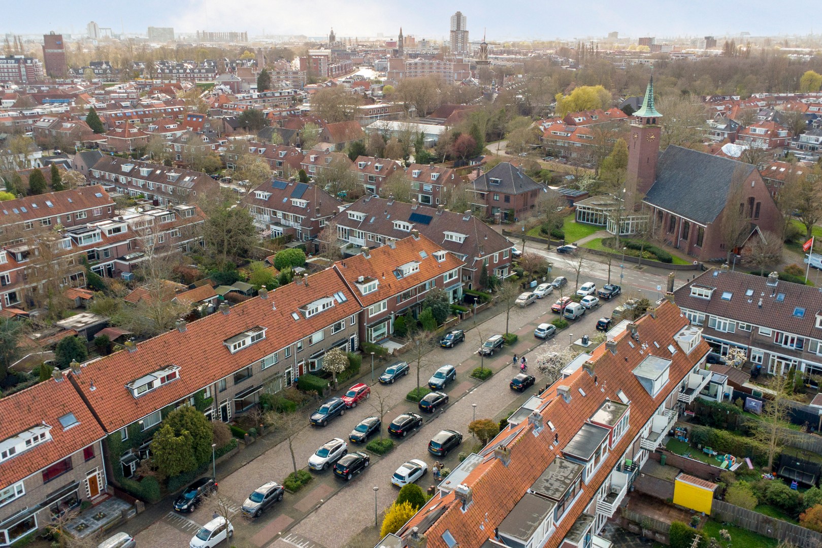 Unieke kans?! Zelf transformeren vanuit de vorige eeuw naar uw eigen hedendaagse smaak, dat kan met deze 5-kamer tussenwoning met 20m diepe tuin! 