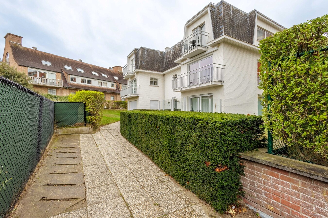 Volledig gerenoveerd hoekappartement met open zicht in exclusieve villaresidentie te Duinbergen 