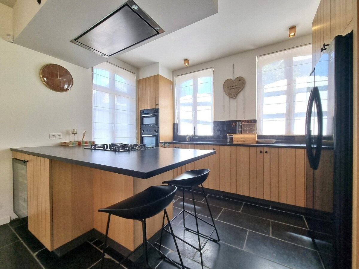 Klassevolle, statige hoekwoning te Heulebrug 