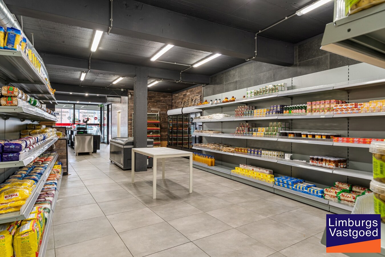 Commercieel uitstekend gelegen investeringspand bestaande uit winkel + duplex 