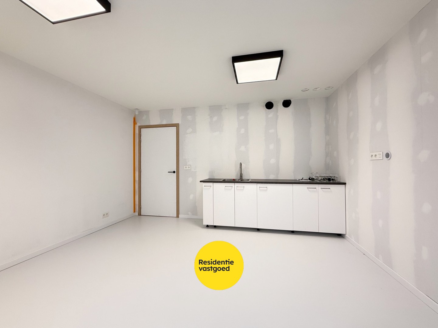 Instapklaar en hoogwaardig handelspand (122 m²) op topligging in Nieuwpoort Stad 