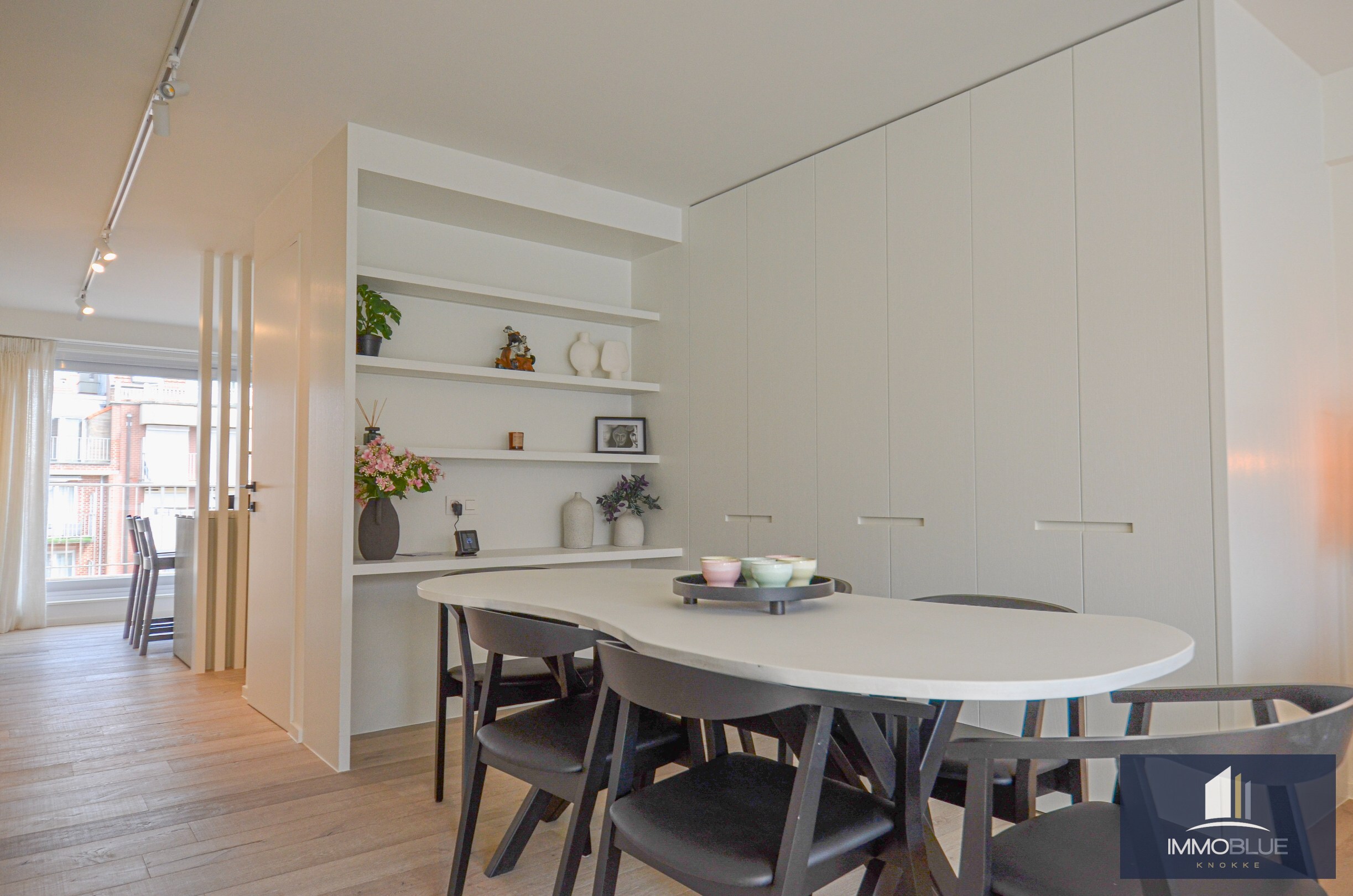 Volledig gerenoveerd appartement met twee ruime terrassen. 