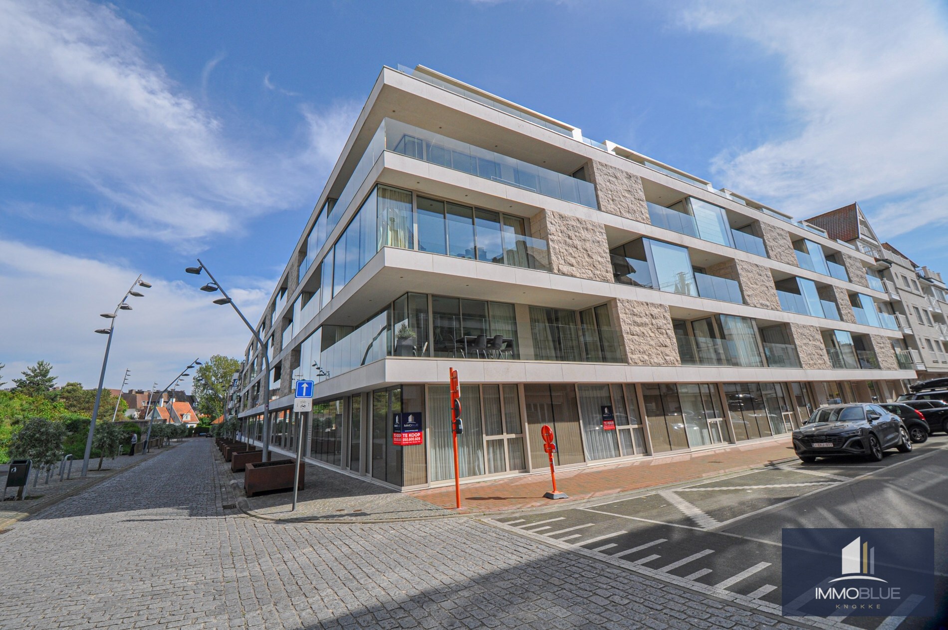 Subliem smaakvol ingericht hoek appartement gelegen in een recente residentie. 