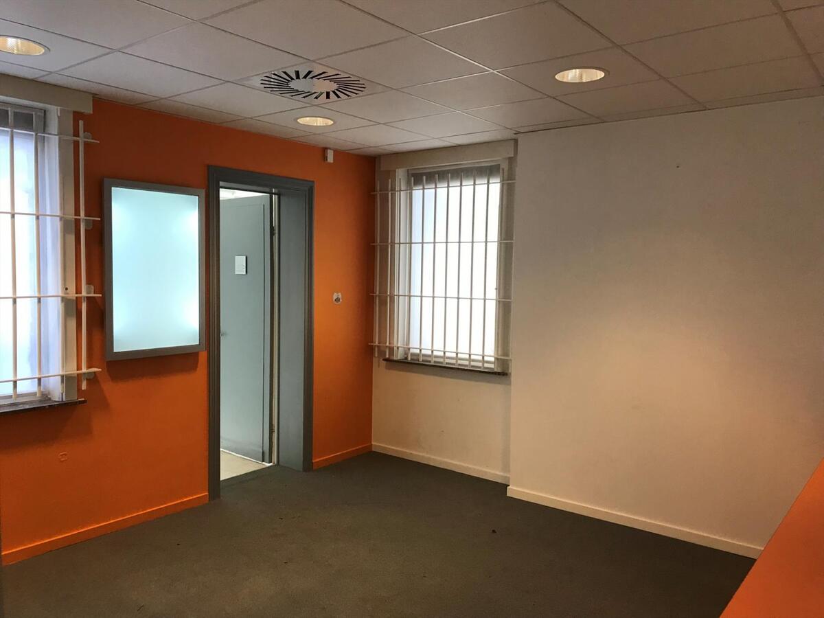 Commercieel gelegen, voormalig bankgebouw 
