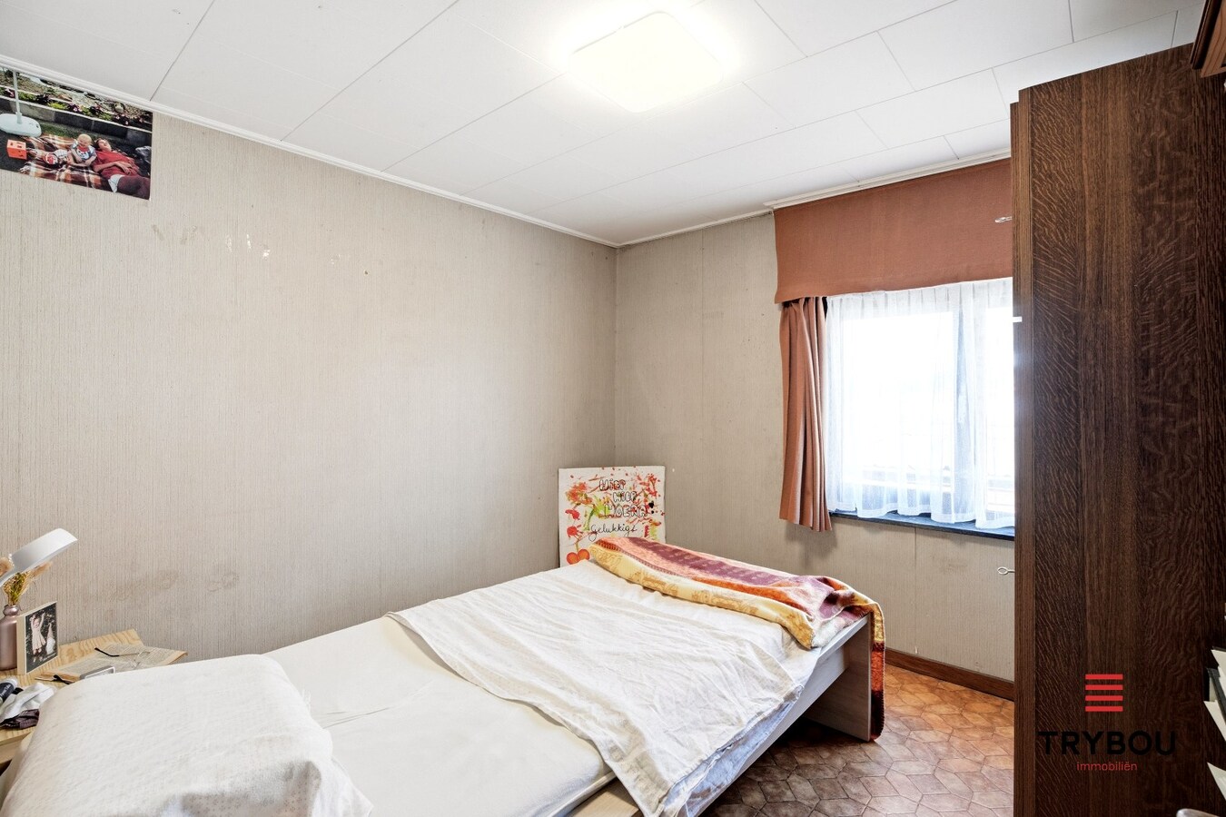Alleenstaande woning op een ruim perceel met 3 slaapkamers en 2 garages! 