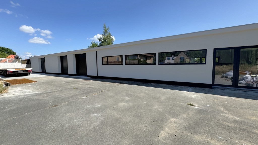 Gerenoveerd kantoor met magazijnen te huur nabij N16 te Temse